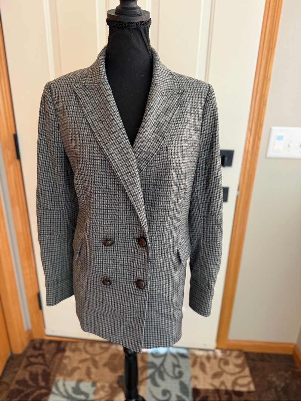 Veronica Beard wool blend gray houndstooth double breasted blazer jacket.Size 14